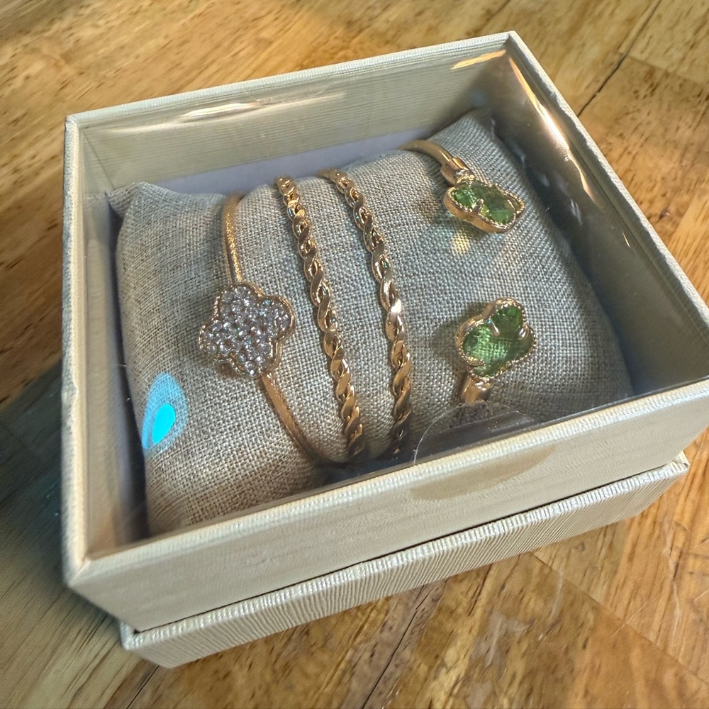 Elegant Gold and Green Jewelry Set